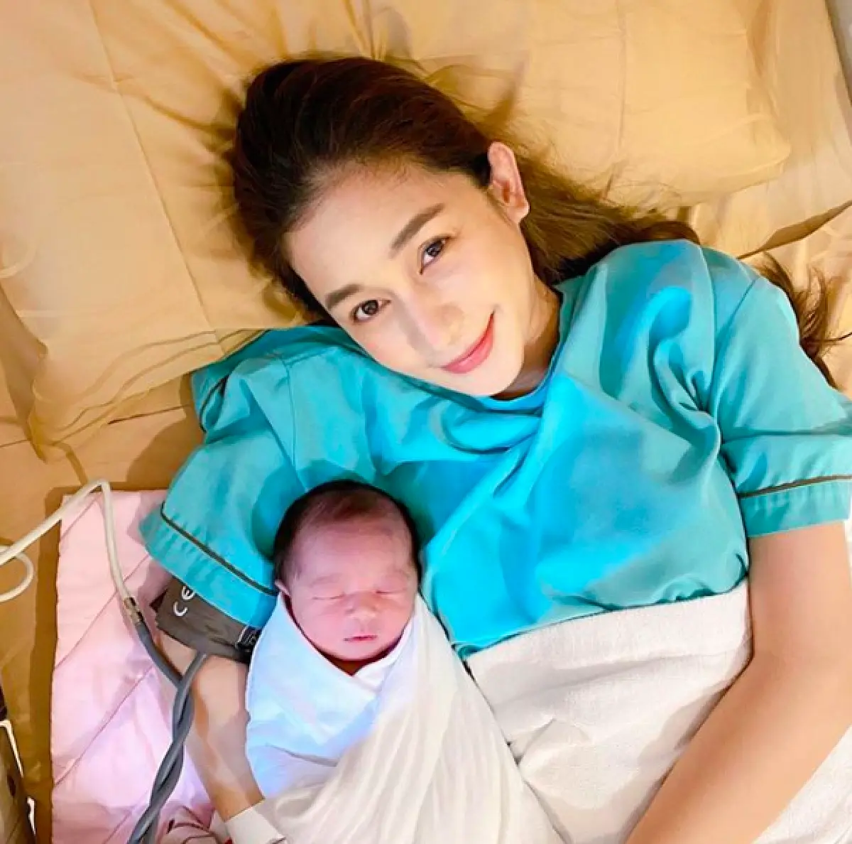 ฉายแววแต่เด็ก "น้องลลิน" จิ้มลิ้มน่ารัก ให้คุณแม่ "เนย โชติกา" ถ่ายภาพให้