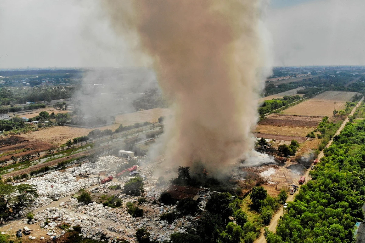 นายกอบต.คลองสามสั่งปิดบ่อขยะเอกชนปล่อยไฟไหม้ไร้มาตรการควบคุม
