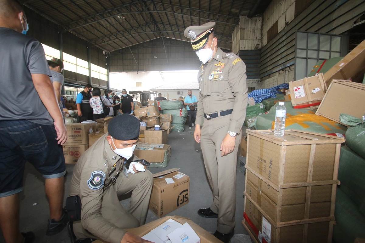 เจ้าหน้าที่สนธิกำลังบุกจับโกดังลอบผลิตเจลล้างมือ กักตุนเครื่องมือแพทย์-หน้ากากอนามัย