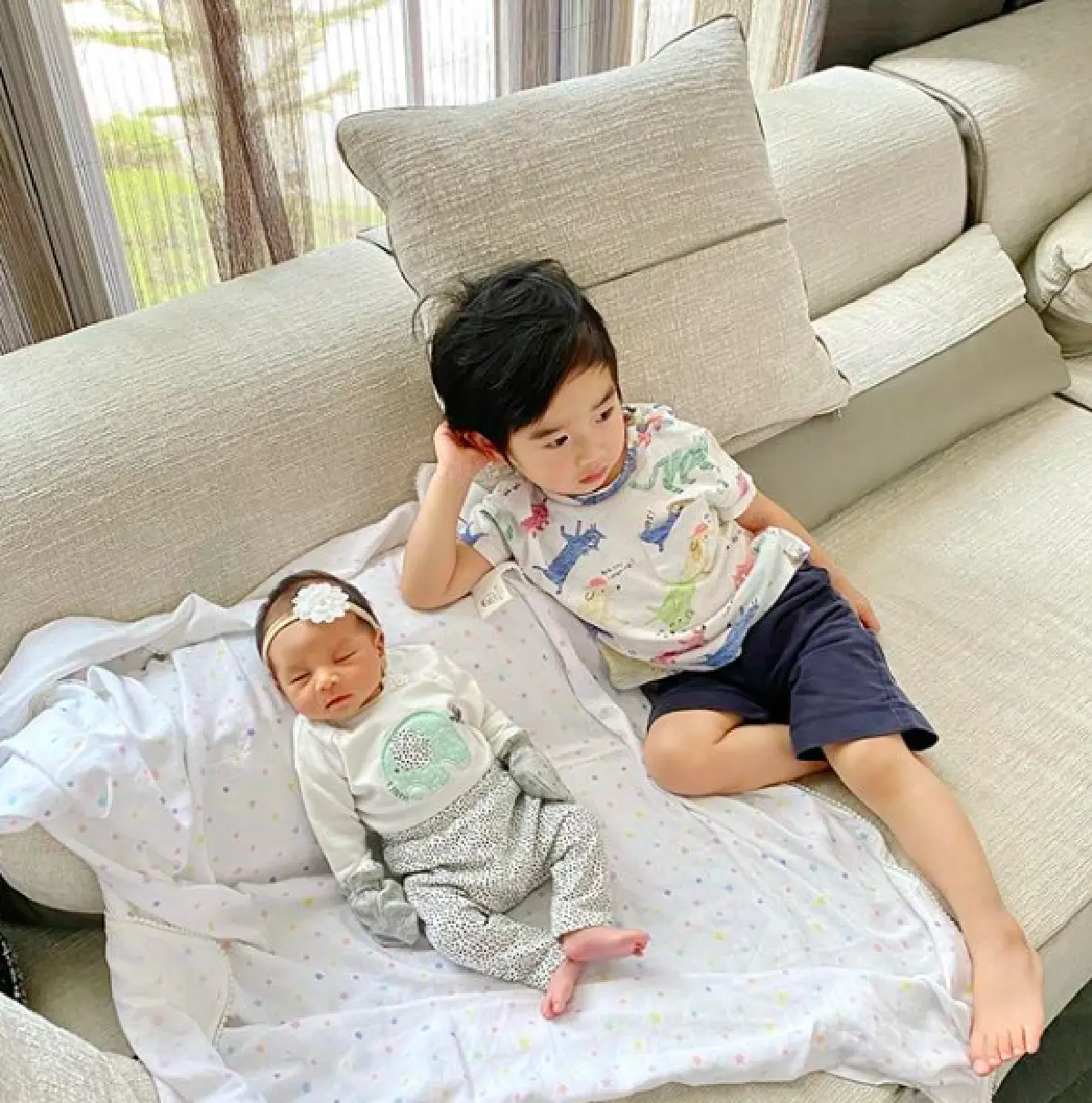 ฉายแววแต่เด็ก "น้องลลิน" จิ้มลิ้มน่ารัก ให้คุณแม่ "เนย โชติกา" ถ่ายภาพให้