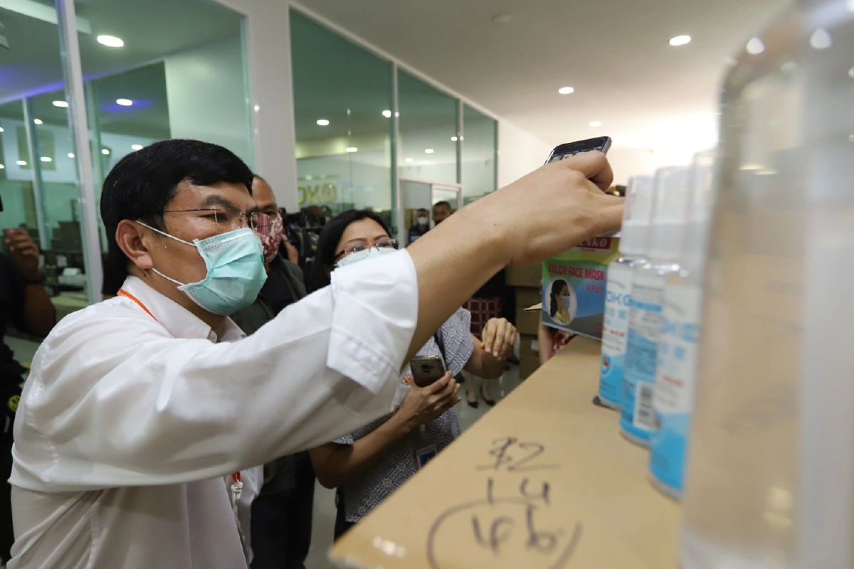 อย.ร่วมตำรวจค้นโกดังย่านรังสิต ลอบนำเข้าเจลแอลกอฮอล์-หน้ากากอนามัย 