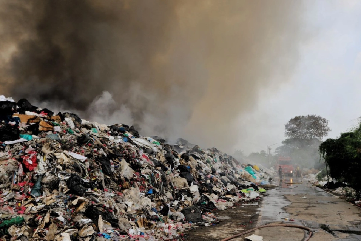 ไฟไหม้บ่อขยะคลองสามควันคลุ้ง ชาวบ้านสวมแมสป้องกันกลิ่นพิษ