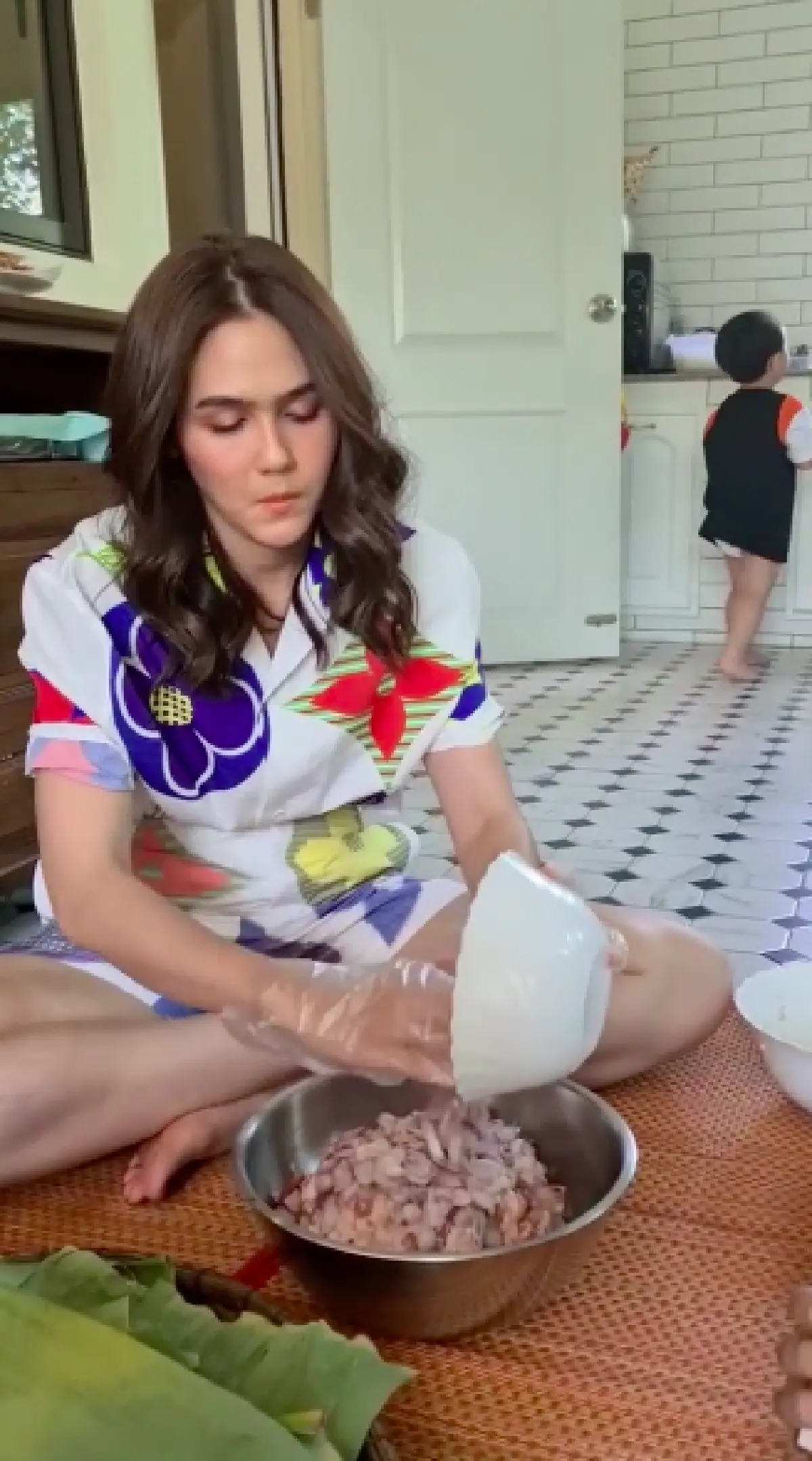 "ชมพู่ อารยา” เข้าครัวอีกครั้งนุ่งชุดราคาเจียดแสน ทำข้าวต้มมัด