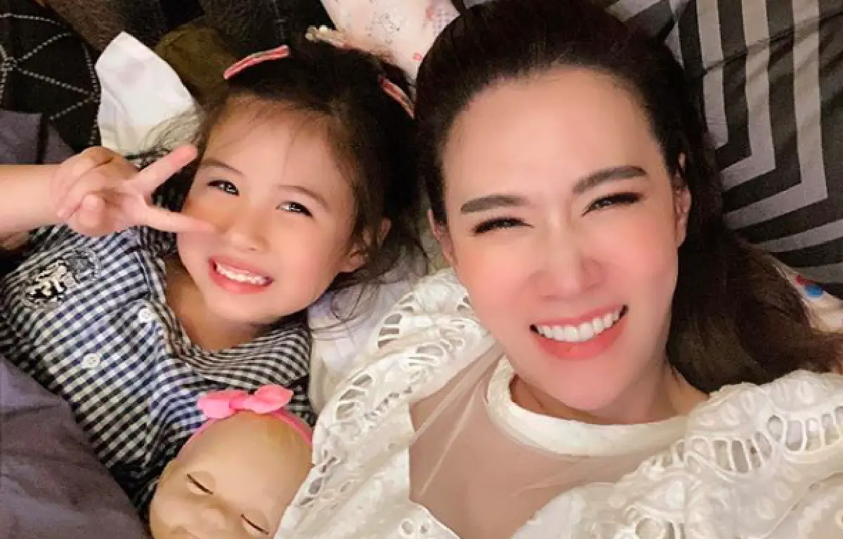 สำเนาเป๊ะ! ”แม่เมย์” เผยภาพตอนเด็กเทียบกับ “น้องมายู" ความเหมือนเต็มร้อย