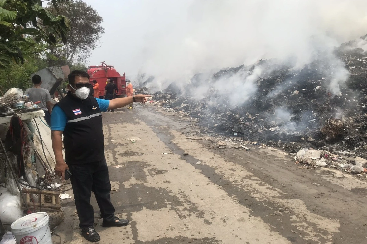 ไฟไหม้บ่อขยะคลองสามควันคลุ้ง ชาวบ้านสวมแมสป้องกันกลิ่นพิษ