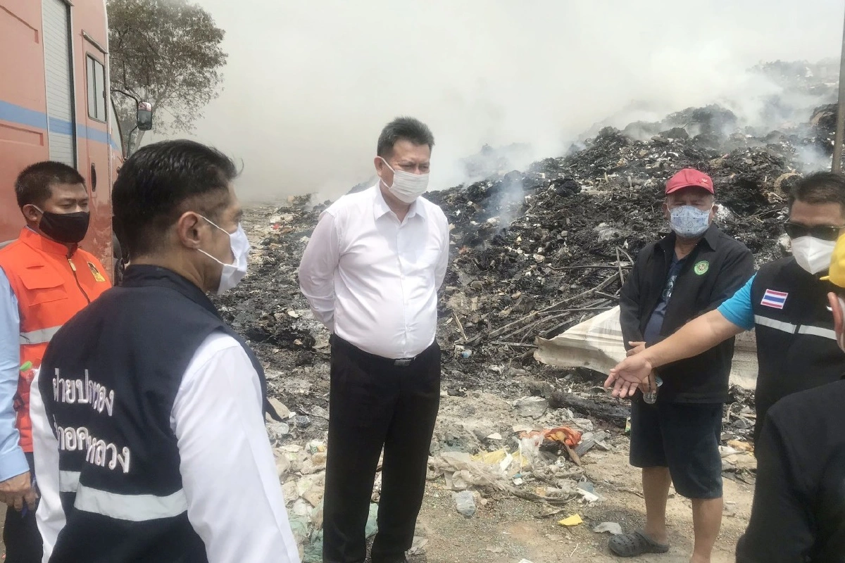 ไฟไหม้บ่อขยะคลองสามควันคลุ้ง ชาวบ้านสวมแมสป้องกันกลิ่นพิษ