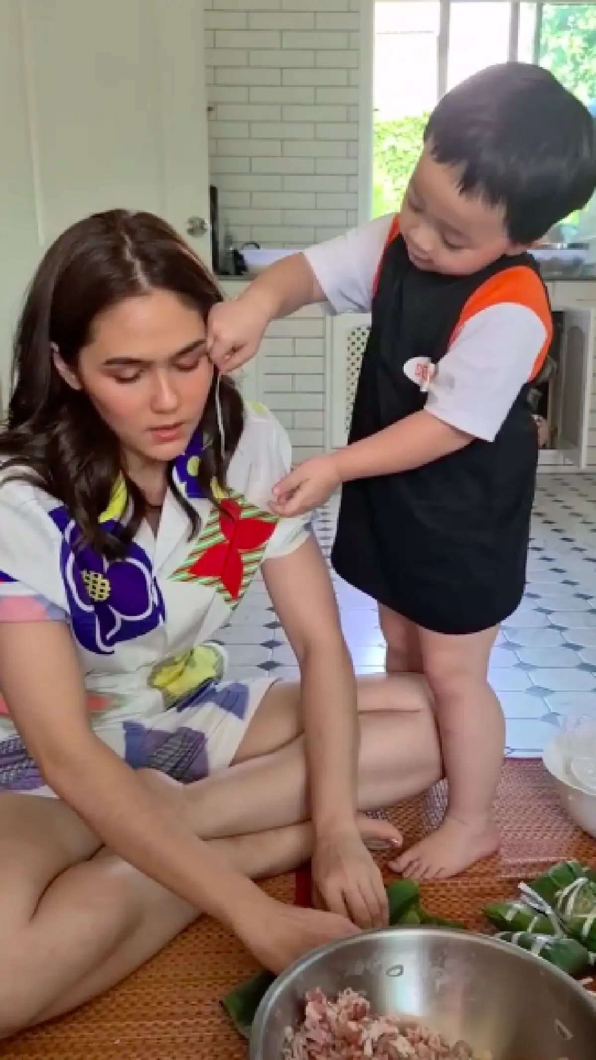 "ชมพู่ อารยา” เข้าครัวอีกครั้งนุ่งชุดราคาเจียดแสน ทำข้าวต้มมัด