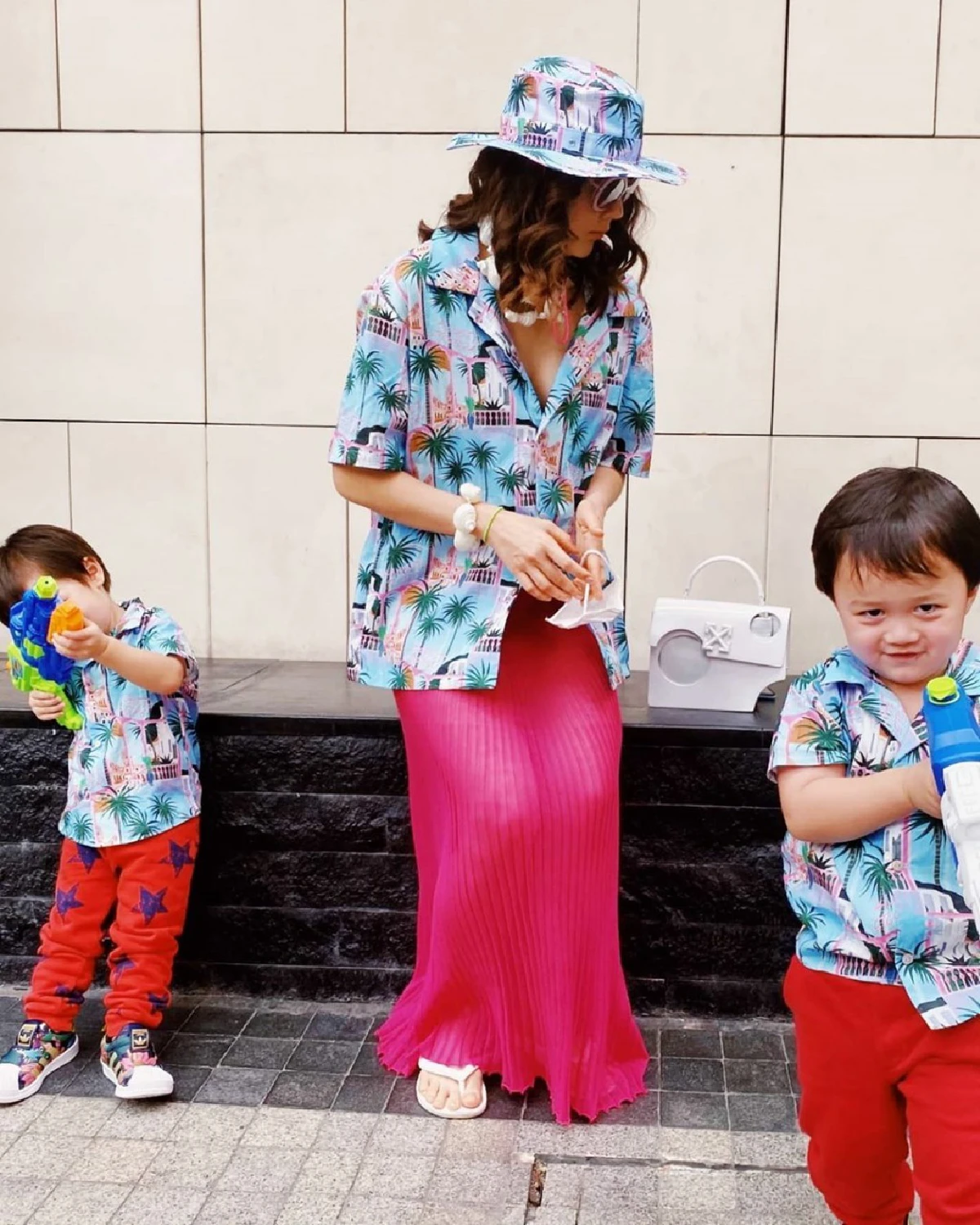 "ชมพู่ อารยา” เข้าครัวอีกครั้งนุ่งชุดราคาเจียดแสน ทำข้าวต้มมัด