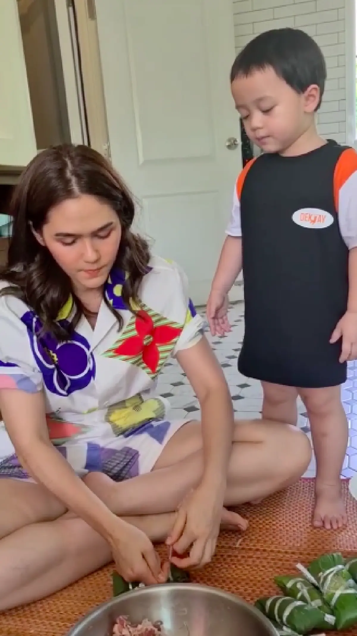 "ชมพู่ อารยา” เข้าครัวอีกครั้งนุ่งชุดราคาเจียดแสน ทำข้าวต้มมัด