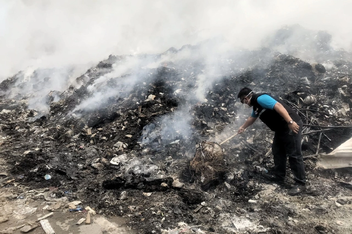 ไฟไหม้บ่อขยะคลองสามควันคลุ้ง ชาวบ้านสวมแมสป้องกันกลิ่นพิษ