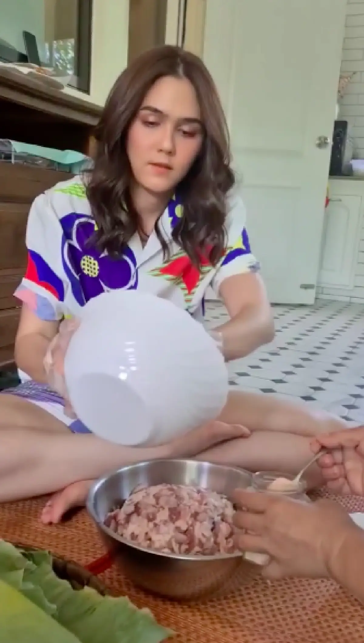 "ชมพู่ อารยา” เข้าครัวอีกครั้งนุ่งชุดราคาเจียดแสน ทำข้าวต้มมัด