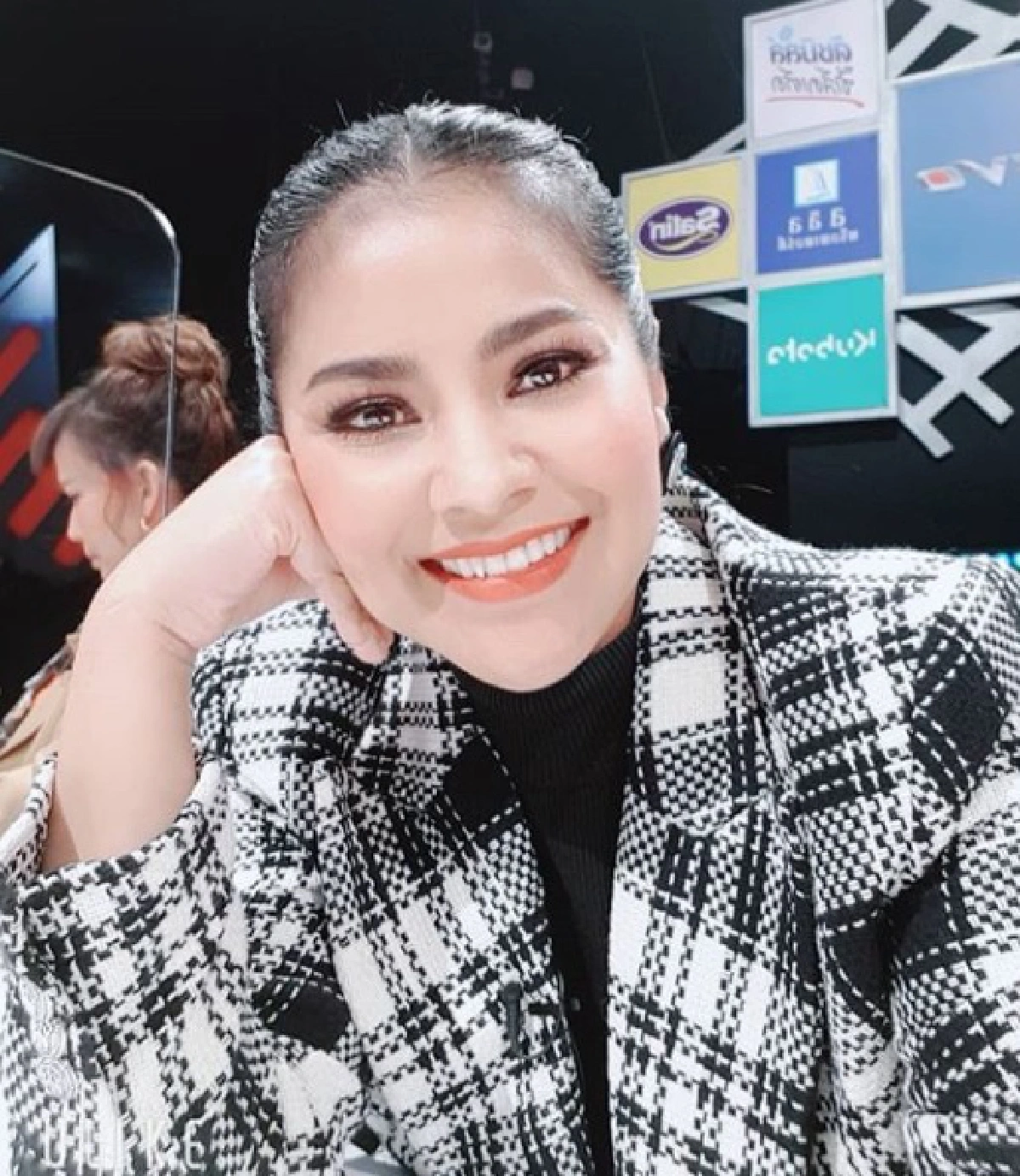 สู้ไปด้วยกัน! ตั๊ก ศิริพร เปิดบ้านแจกข้าวสารอาหารแห้งให้คนที่ลำบาก 