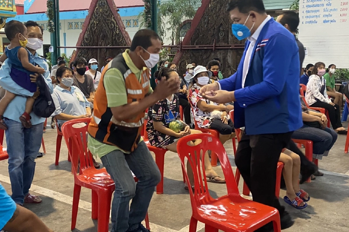 “สิระ”ข้ามเขตแจกพุ่งคนละ100บาทใกล้บ้านพัก"หญิงหน่อย"