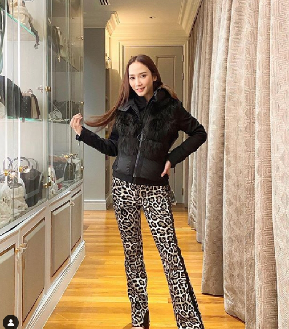 ของแน่นมาก! เปิดตู้เสื้อผ้า อั้ม พัชราภา ตื่นมาโล๊ะจัดใหม่ในวันว่างๆ