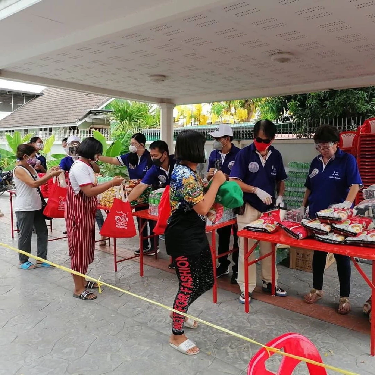 สู้ไปด้วยกัน! ตั๊ก ศิริพร เปิดบ้านแจกข้าวสารอาหารแห้งให้คนที่ลำบาก 