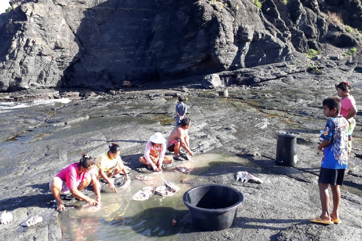 ชาวกะเหรี่ยงลำเลียงข้าว7ตันแลกปลาชาวเล"ชุมชนราไวย์-เกาะพีพี"