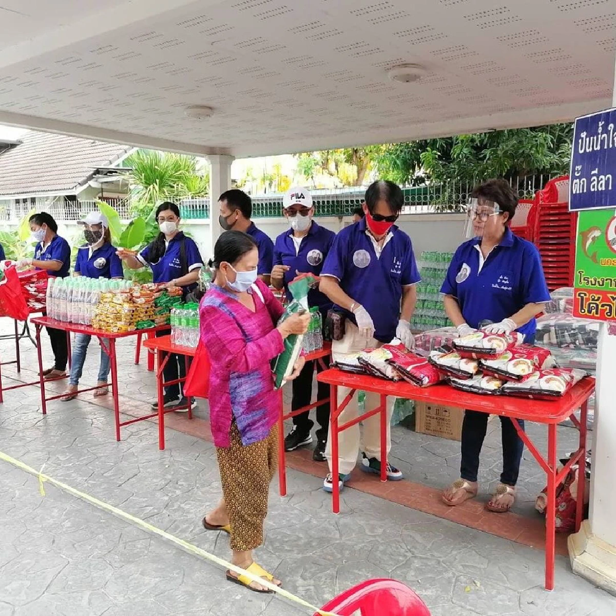 สู้ไปด้วยกัน! ตั๊ก ศิริพร เปิดบ้านแจกข้าวสารอาหารแห้งให้คนที่ลำบาก 