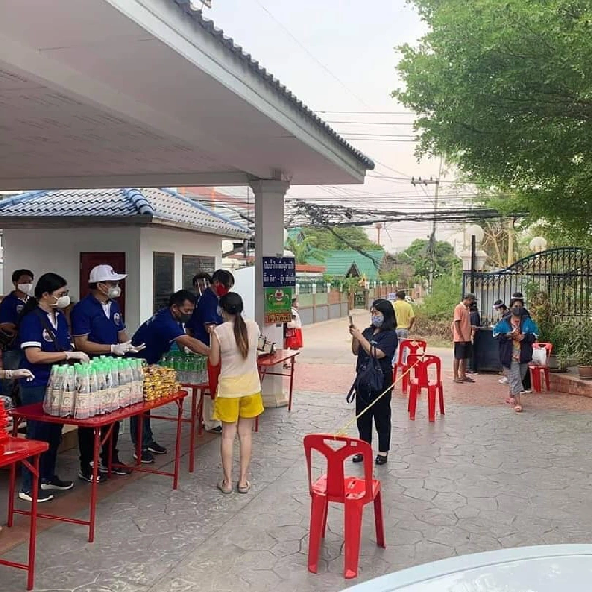 สู้ไปด้วยกัน! ตั๊ก ศิริพร เปิดบ้านแจกข้าวสารอาหารแห้งให้คนที่ลำบาก 