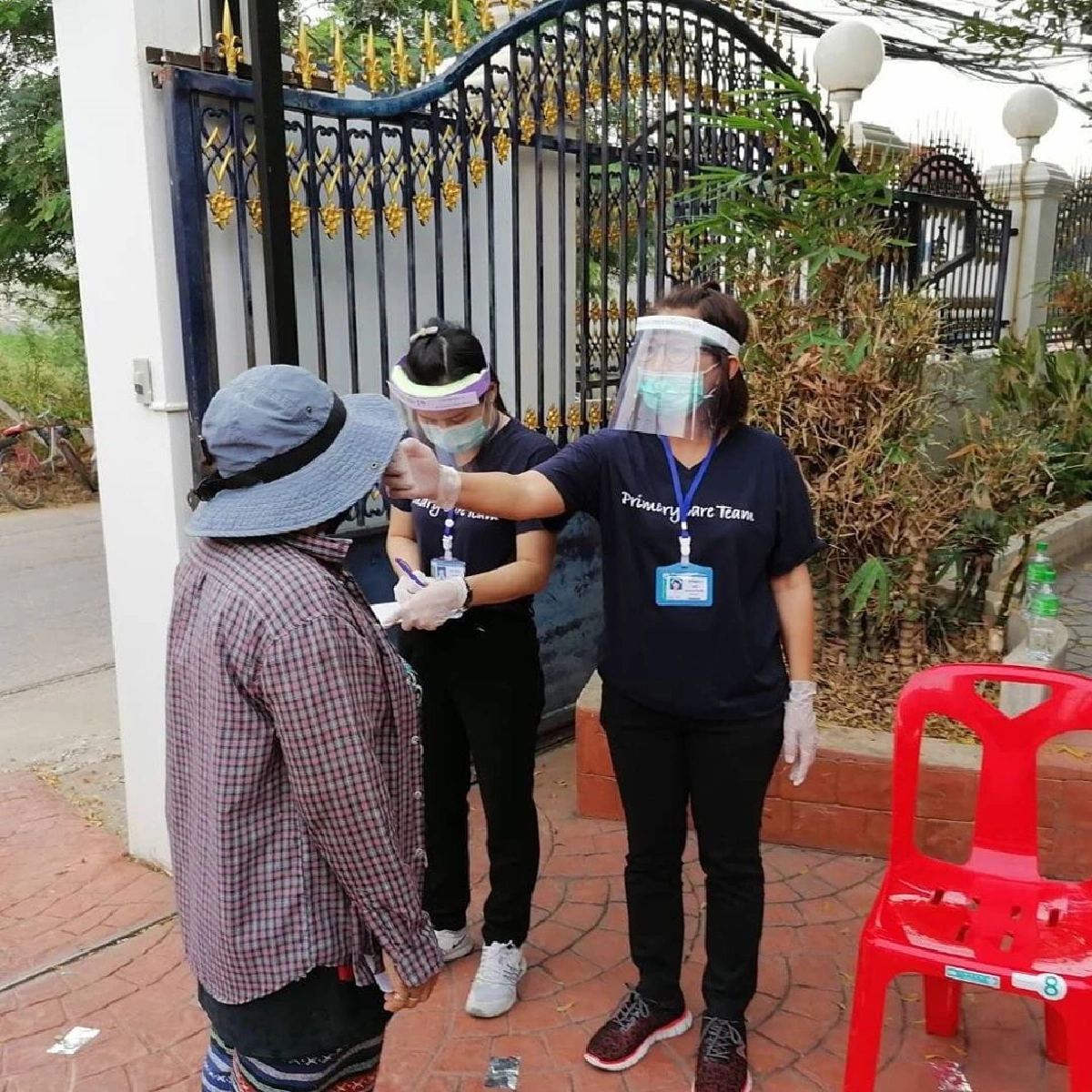 สู้ไปด้วยกัน! ตั๊ก ศิริพร เปิดบ้านแจกข้าวสารอาหารแห้งให้คนที่ลำบาก 