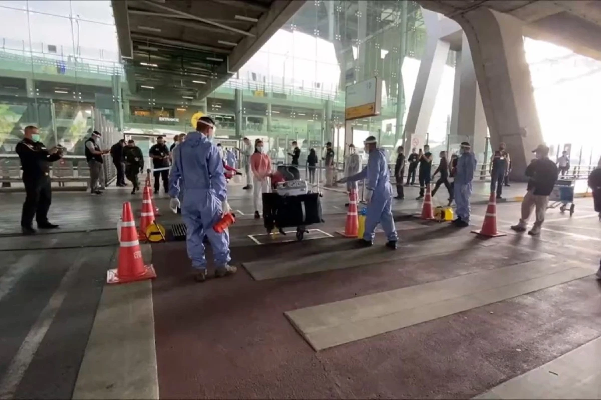 เปิดภาพ ท่าอากาศยานสุวรรณภูมิรับ31คนไทยกลับจากญี่ปุ่น