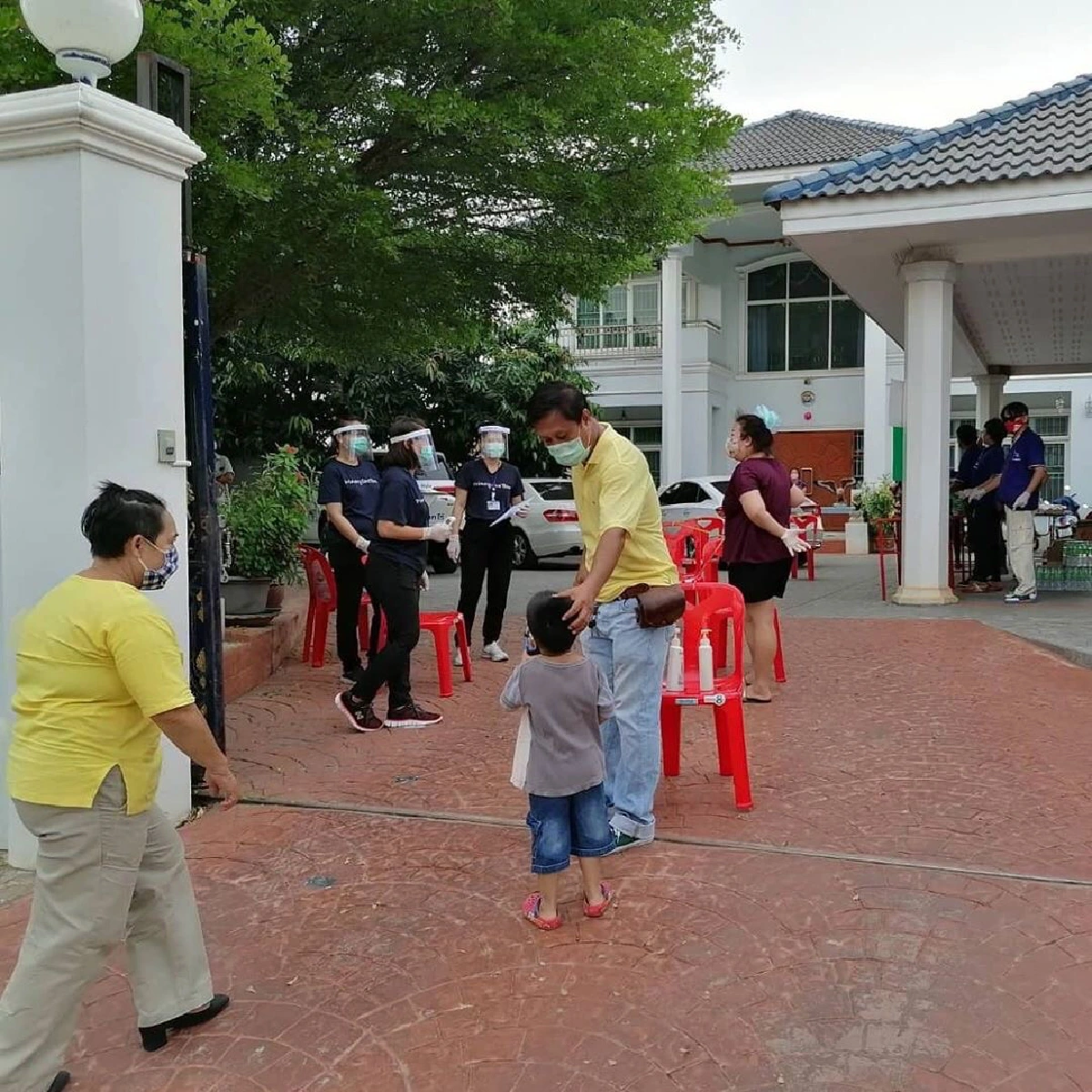 สู้ไปด้วยกัน! ตั๊ก ศิริพร เปิดบ้านแจกข้าวสารอาหารแห้งให้คนที่ลำบาก 