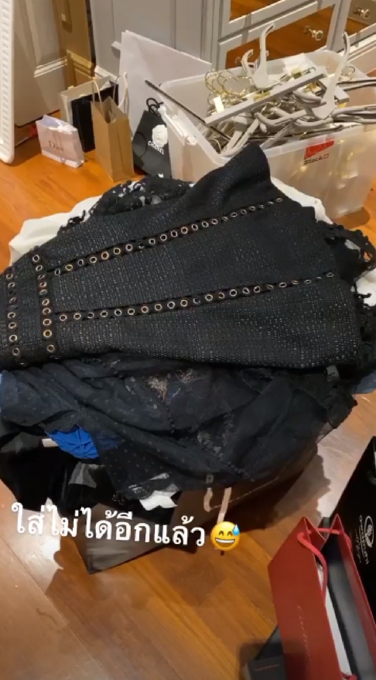 ของแน่นมาก! เปิดตู้เสื้อผ้า อั้ม พัชราภา ตื่นมาโล๊ะจัดใหม่ในวันว่างๆ
