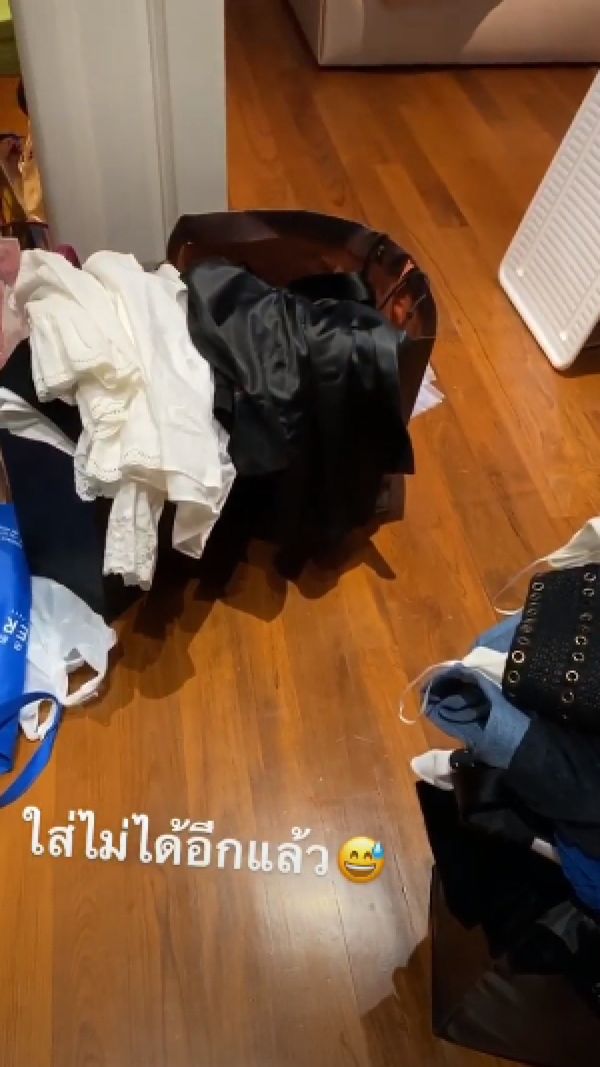 ของแน่นมาก! เปิดตู้เสื้อผ้า อั้ม พัชราภา ตื่นมาโล๊ะจัดใหม่ในวันว่างๆ