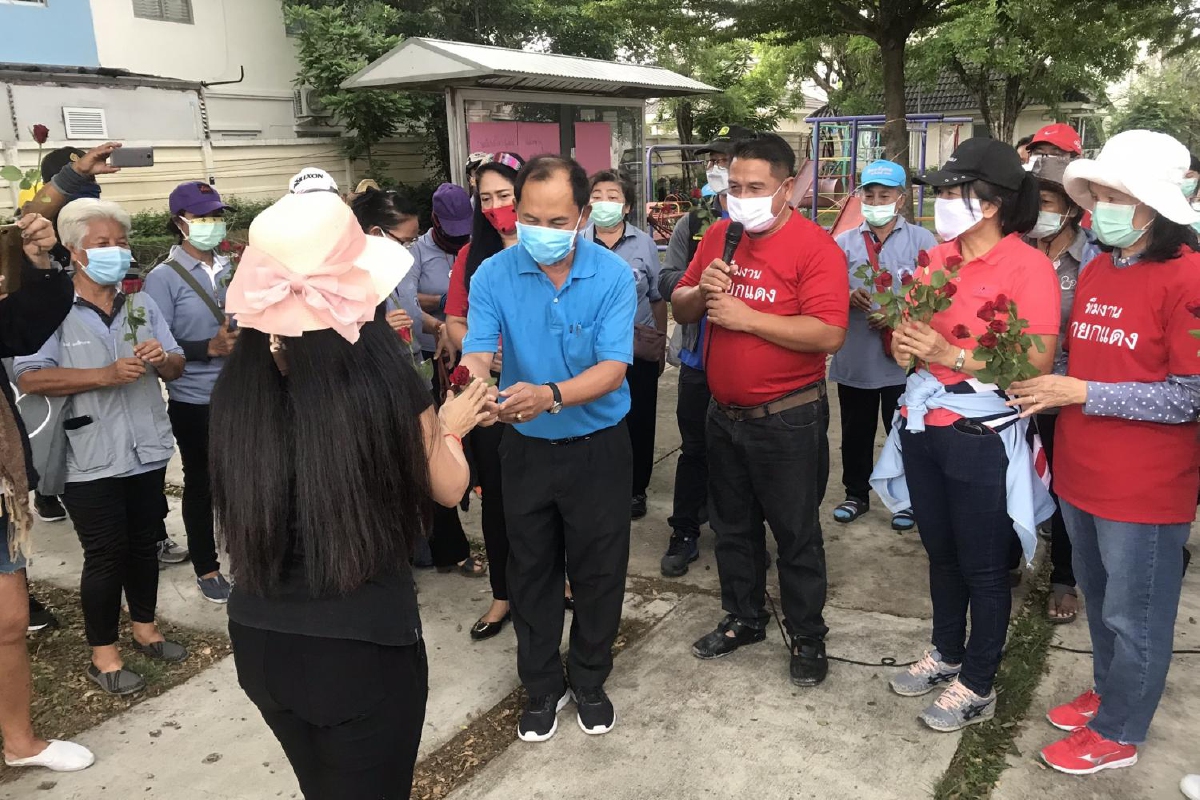 ชาวบ้านคลองสามให้กำลังใจป้าติดเชื้อโควิดรักษาจนหายดี ชาวบ้านคลองสามให้กำลังใจป้าติดเชื้อโควิดรักษาจนหายดี