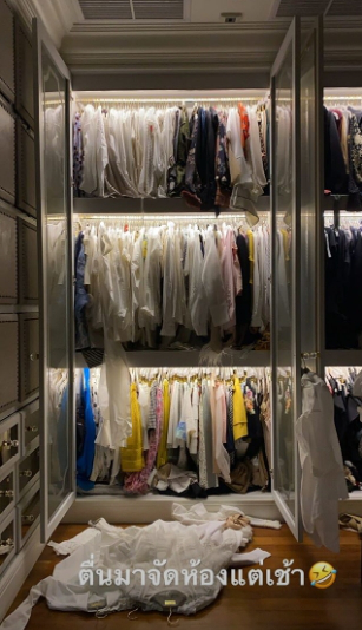 ของแน่นมาก! เปิดตู้เสื้อผ้า อั้ม พัชราภา ตื่นมาโล๊ะจัดใหม่ในวันว่างๆ