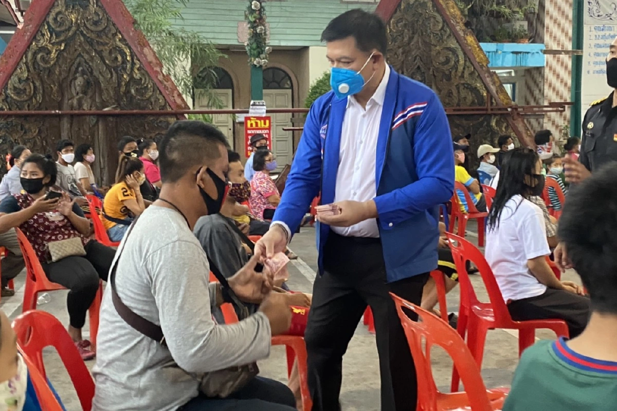 “สิระ”ข้ามเขตแจกพุ่งคนละ100บาทใกล้บ้านพัก"หญิงหน่อย"