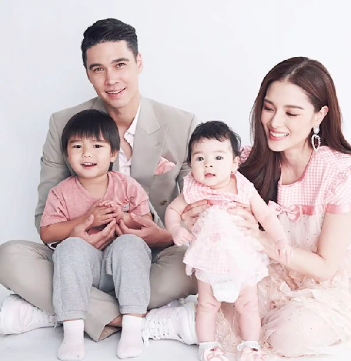 วันนี้ที่รอคอย  “ลีเดีย-แมทธิว” เผยภาพครอบครัวพร้อมหน้า หลังหายจากโควิด-19 