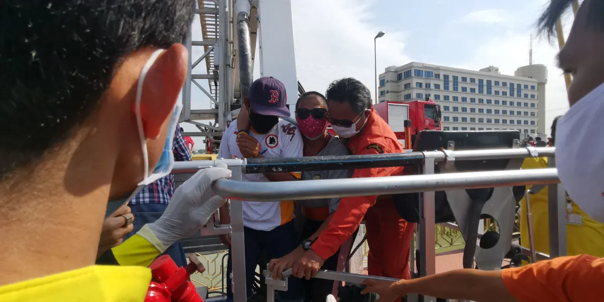 หนุ่มกรุงเก่าเครียดปีนสะพานข้ามแม่น้ำป่าสักหวังฆ่าตัวตาย