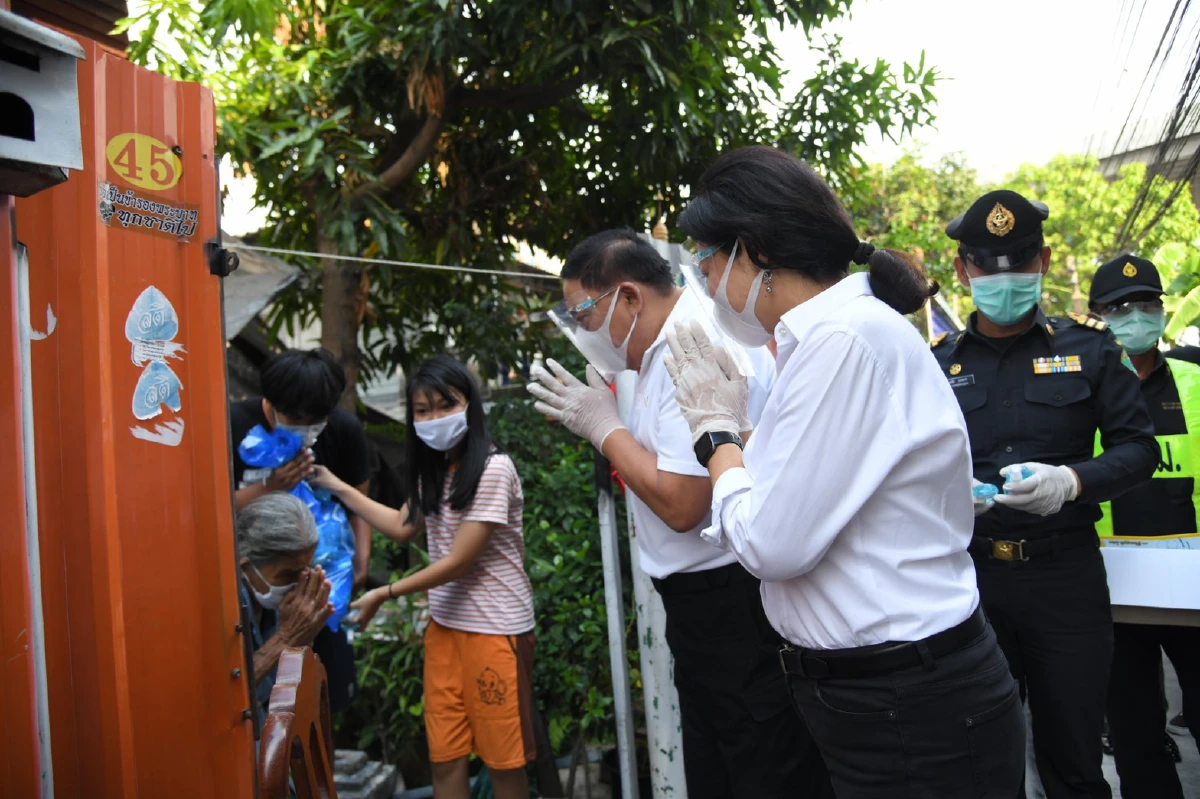 ผู้ว่าฯกทม.แจกถุงยังชีพ-แอลกอฮอล์บรรเทาทุกข์โควิดย่านตลิ่งชัน