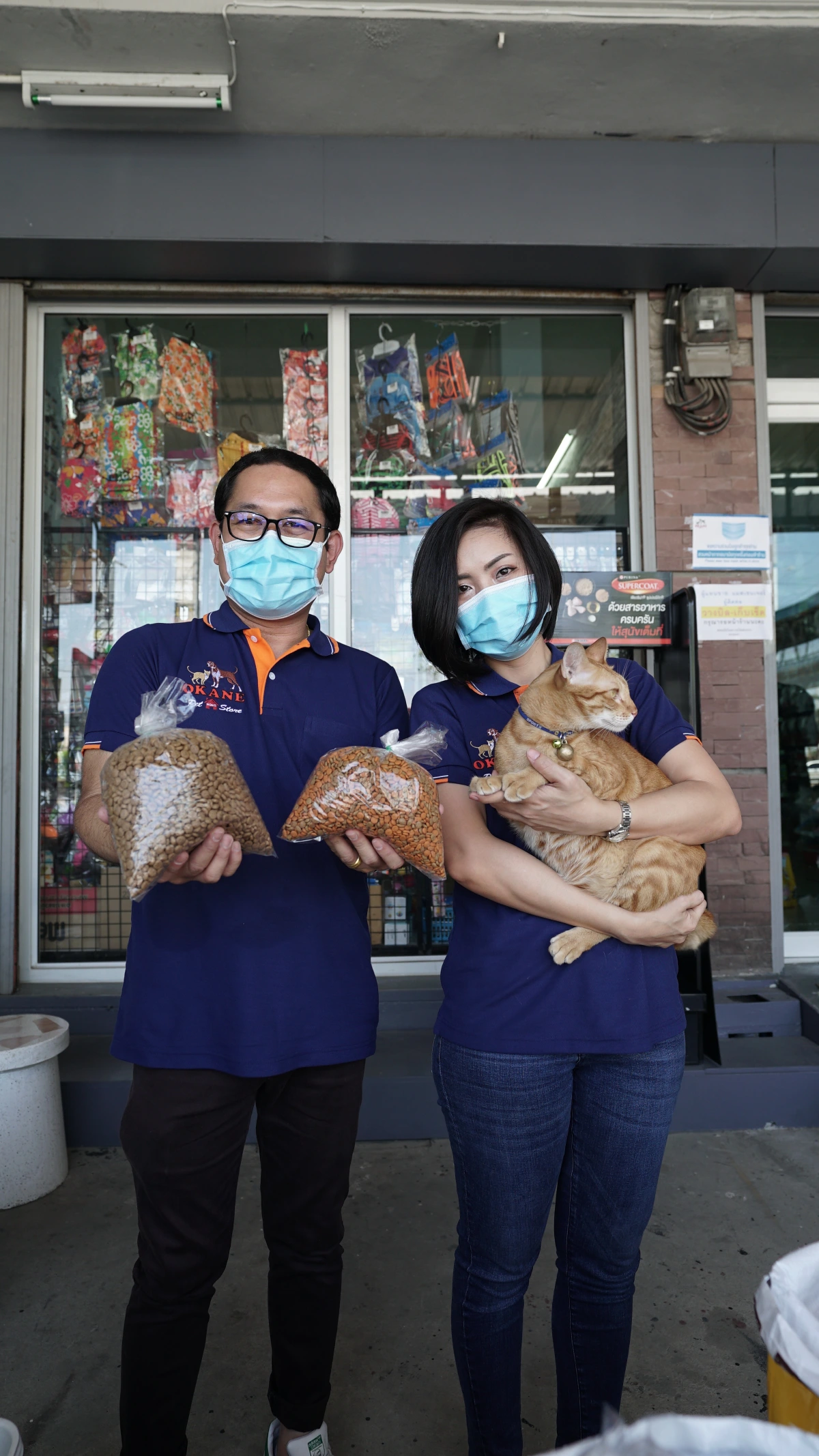 ‘แมว-หมา’ เขาก็หนึ่งชีวิตที่มีค่า! Okane Petshop แจกอาหารทาสสู้โควิด-19  