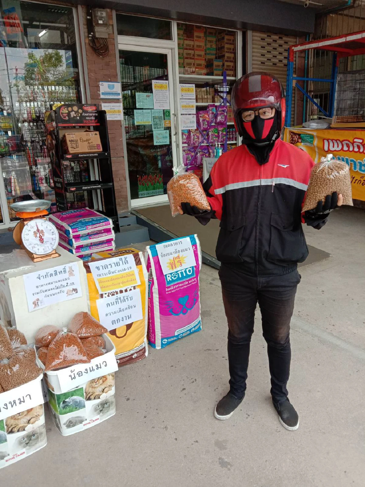 ‘แมว-หมา’ เขาก็หนึ่งชีวิตที่มีค่า! Okane Petshop แจกอาหารทาสสู้โควิด-19  