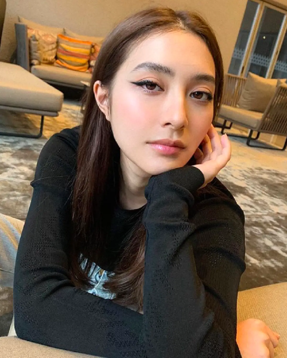 ว่างแหละดูออก "มิว นิษฐา" เปลี่ยนห้องเป็นสนามบินซ้อมเดินทางไกล 