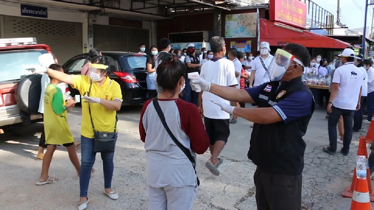 หนุ่มขอนแก่นใจดีมอบถุงยังชีพพร้อมเงิน 500 ให้ผู้ได้รับผบกระทบโควิด