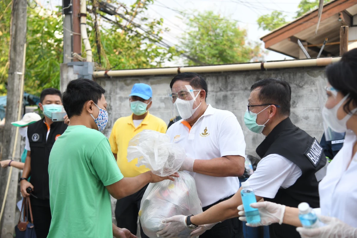 ผู้ว่าฯกทม.แจกถุงยังชีพ-แอลกอฮอล์บรรเทาทุกข์โควิดย่านตลิ่งชัน