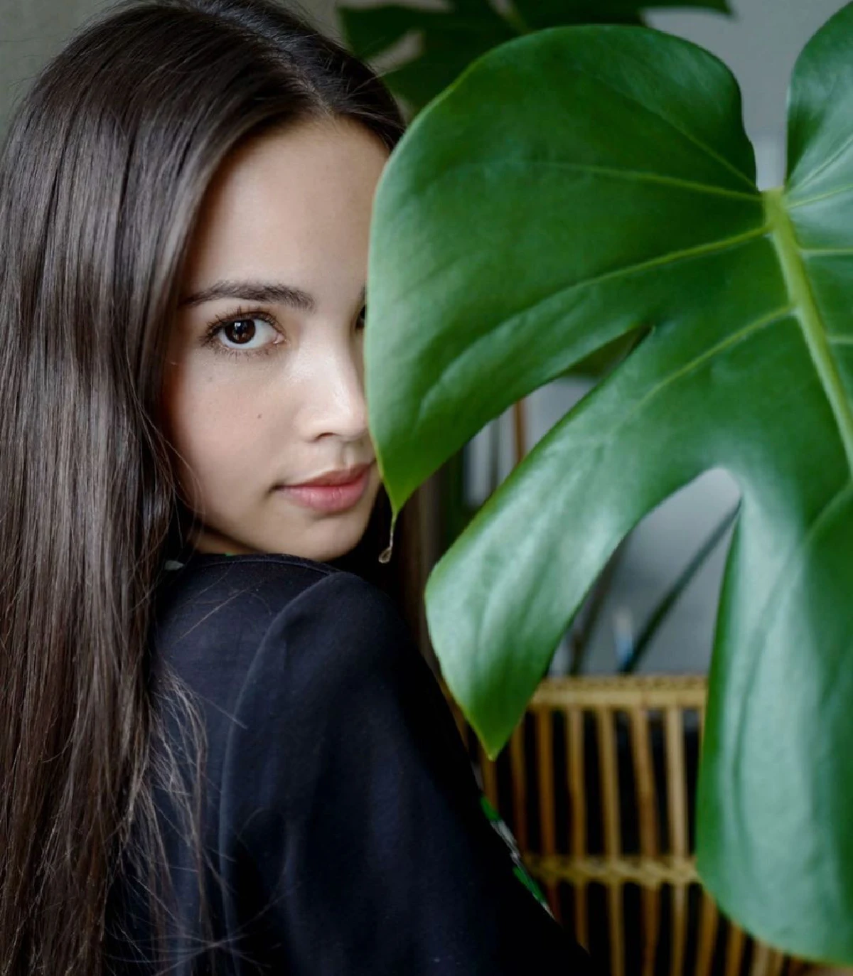 กร้าวใจมาก "ญาญ่า อุรัสยา" กับชุดรดน้ำต้นไม้อยู่บ้าน