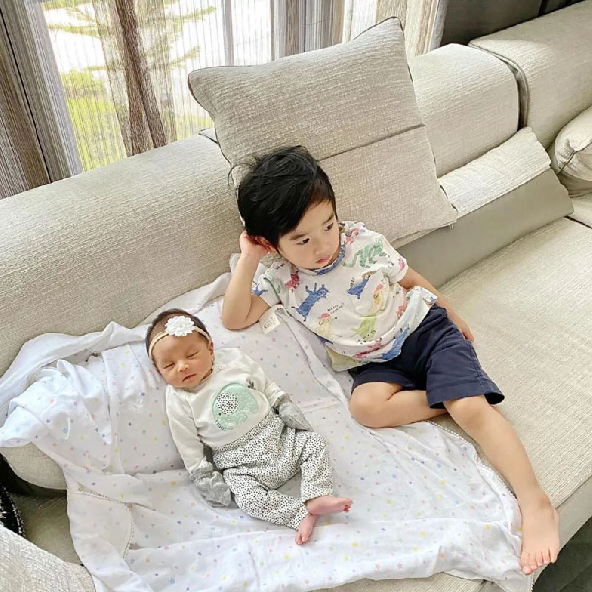  “พี่อคิณ” พี่ชายที่แสนดีโอบกอดน้องสาว “ลลิณ” อย่างทะนุถนอม