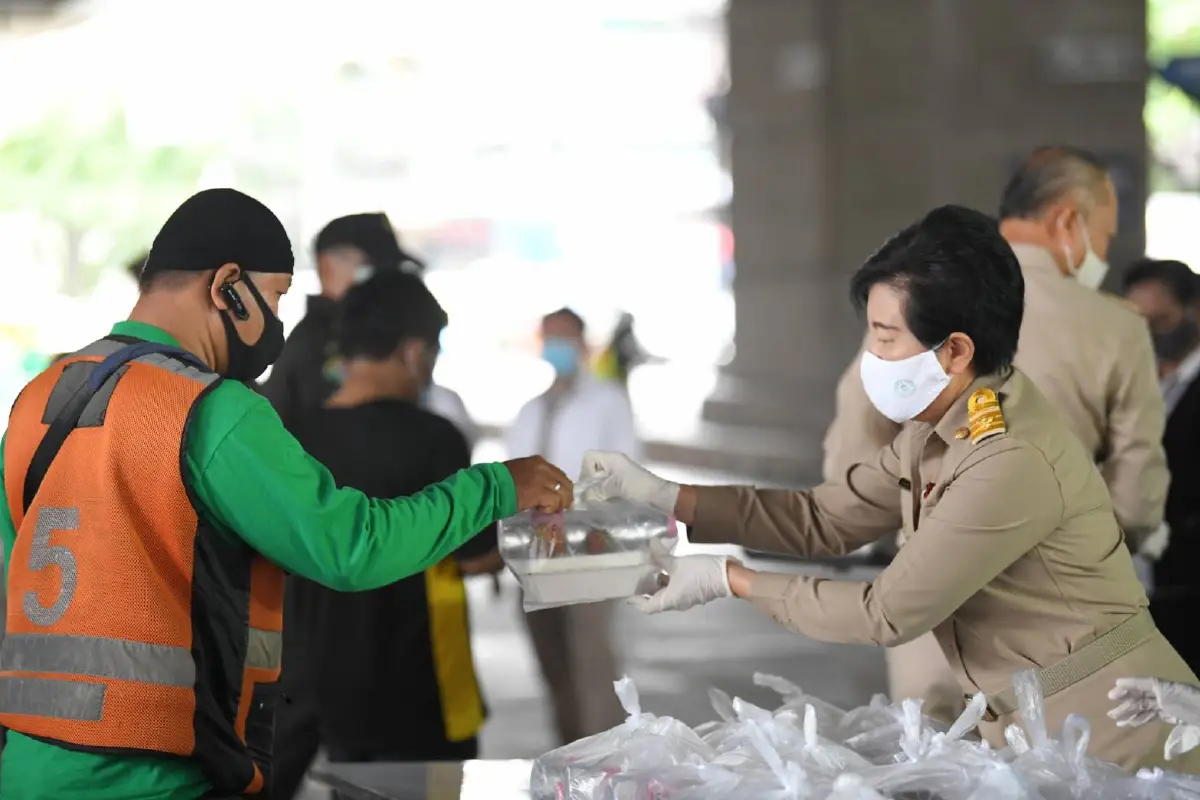 กทม.เปิดรถครัวสนามปรุงอาหารแจกจ่ายประชาชนย่านบางซื่อ