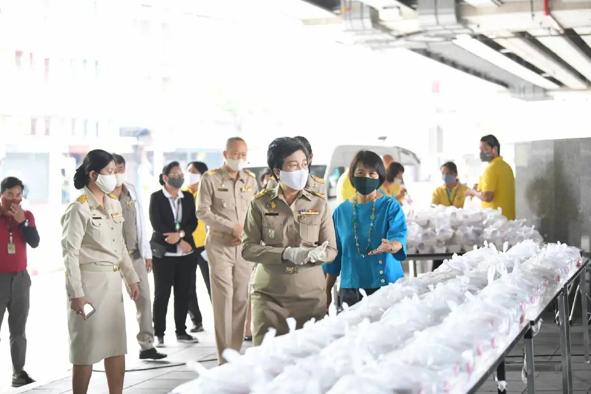 กทม.เปิดรถครัวสนามปรุงอาหารแจกจ่ายประชาชนย่านบางซื่อ