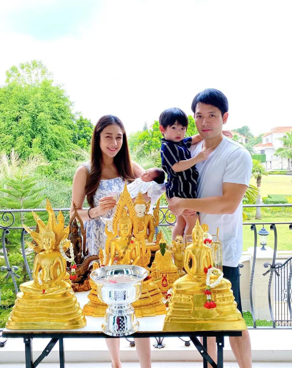  “พี่อคิณ” พี่ชายที่แสนดีโอบกอดน้องสาว “ลลิณ” อย่างทะนุถนอม