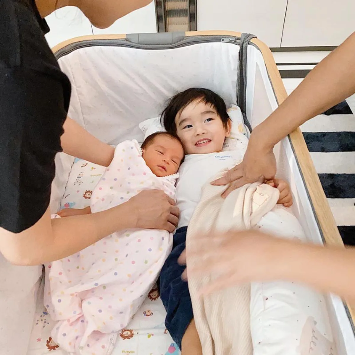  “พี่อคิณ” พี่ชายที่แสนดีโอบกอดน้องสาว “ลลิณ” อย่างทะนุถนอม