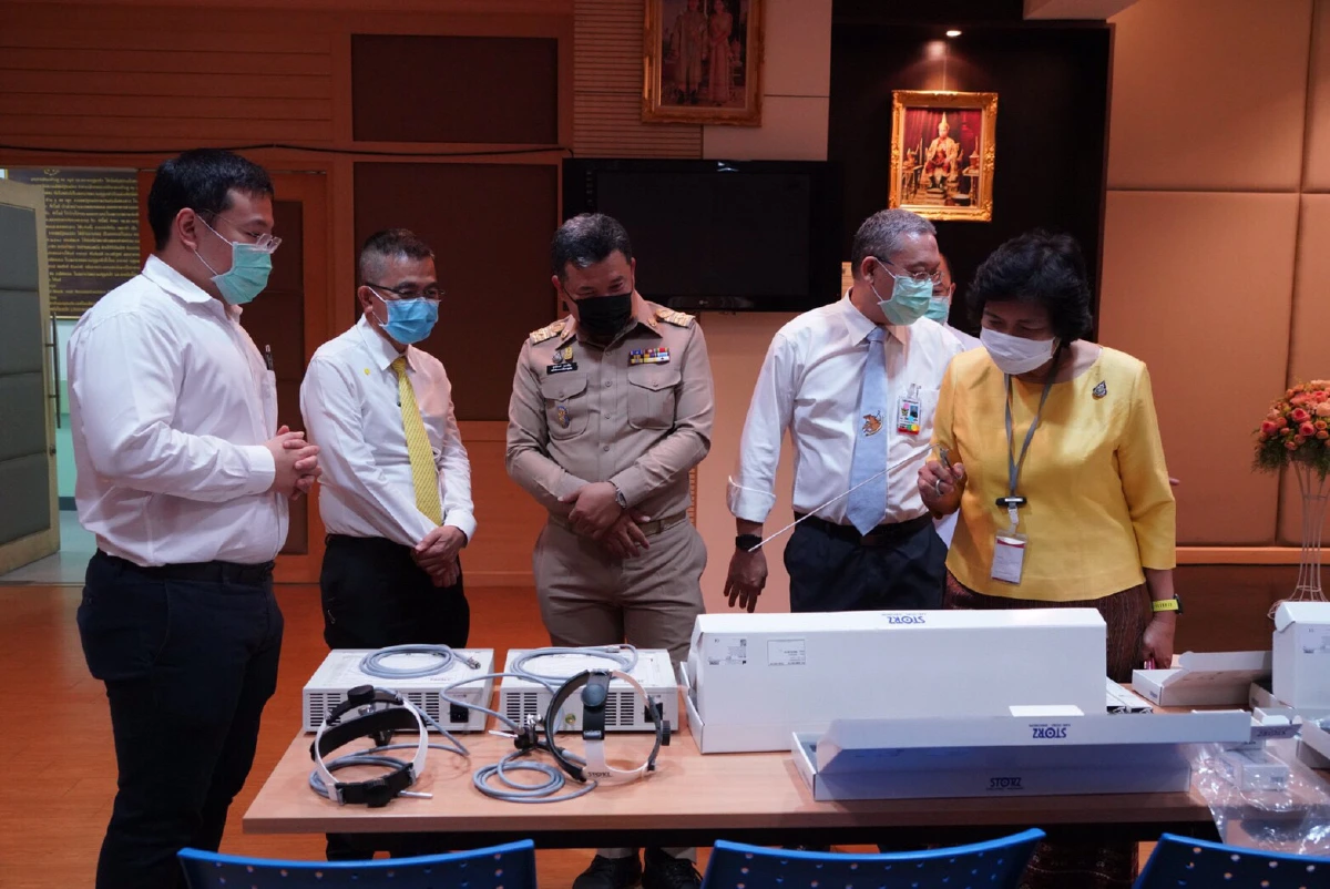 มอบเครื่องมือแทพย์ให้มูลนิธิรพ.พระมงกุฎเกล้าฯ