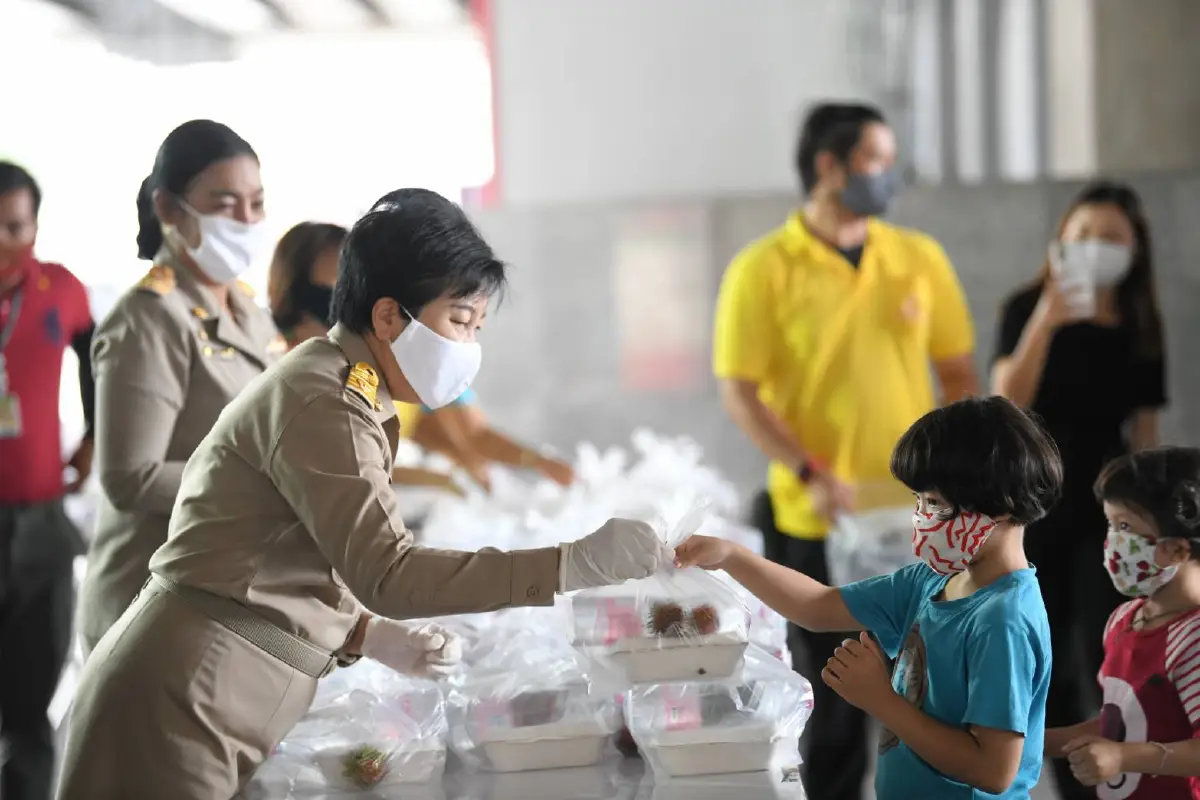 กทม.เปิดรถครัวสนามปรุงอาหารแจกจ่ายประชาชนย่านบางซื่อ