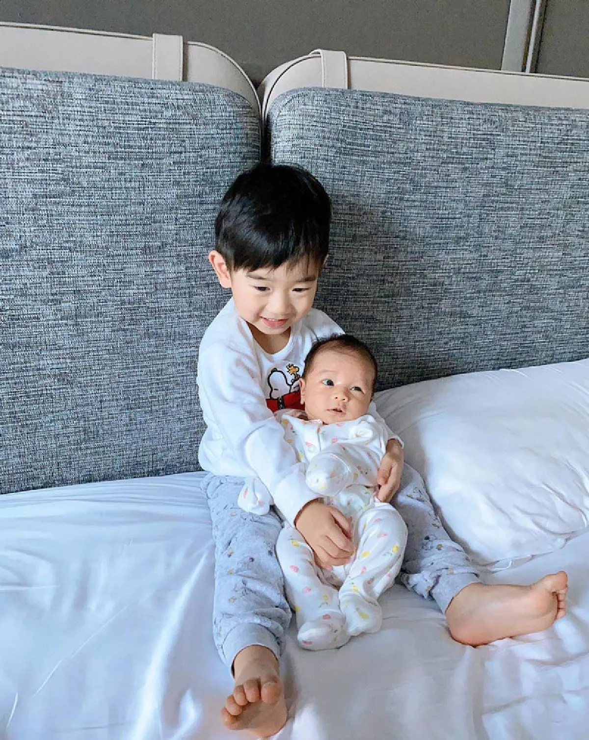  “พี่อคิณ” พี่ชายที่แสนดีโอบกอดน้องสาว “ลลิณ” อย่างทะนุถนอม