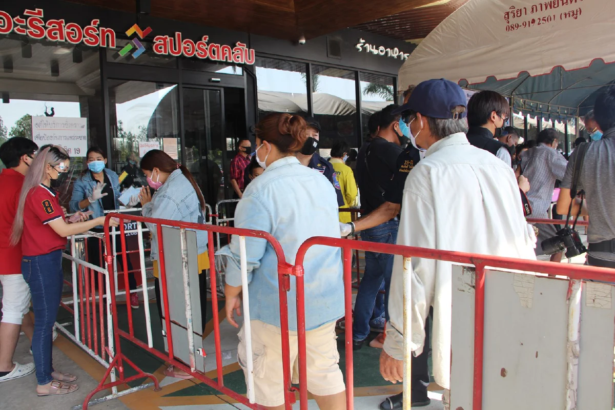 เสี่ยใหญ่หอบเงินกว่า 4 ล้านแจกชาวบ้านบรรเทาโควิดในวันเกิด