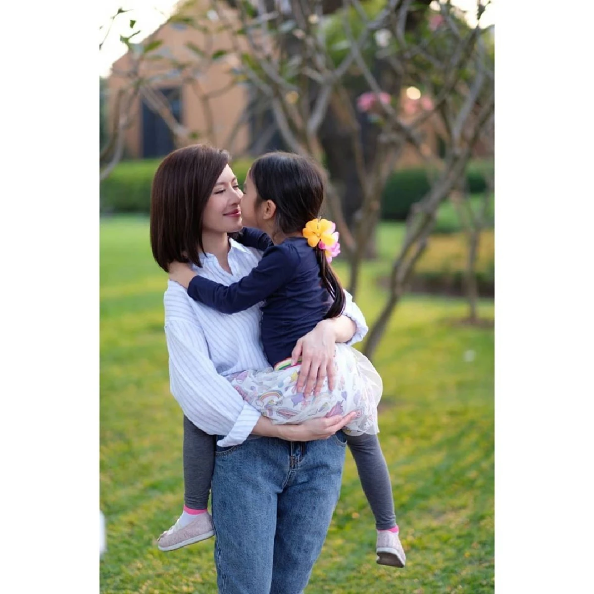 สวยแพ็คคู่! แอฟ ทักษอร เผยภาพคู่ คุณแม่วัจฉสา ในวันที่มาเยี่ยมกองถ่าย 