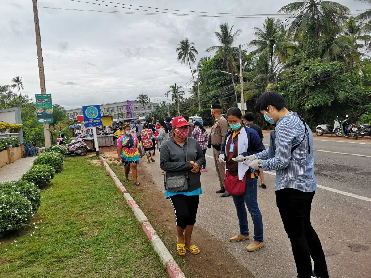 ฮือฮา! 7 โมงเช้ามาวางรองเท้าจองคิวรับบัตรแจกข้าวสารตอน 4 โมงเย็น